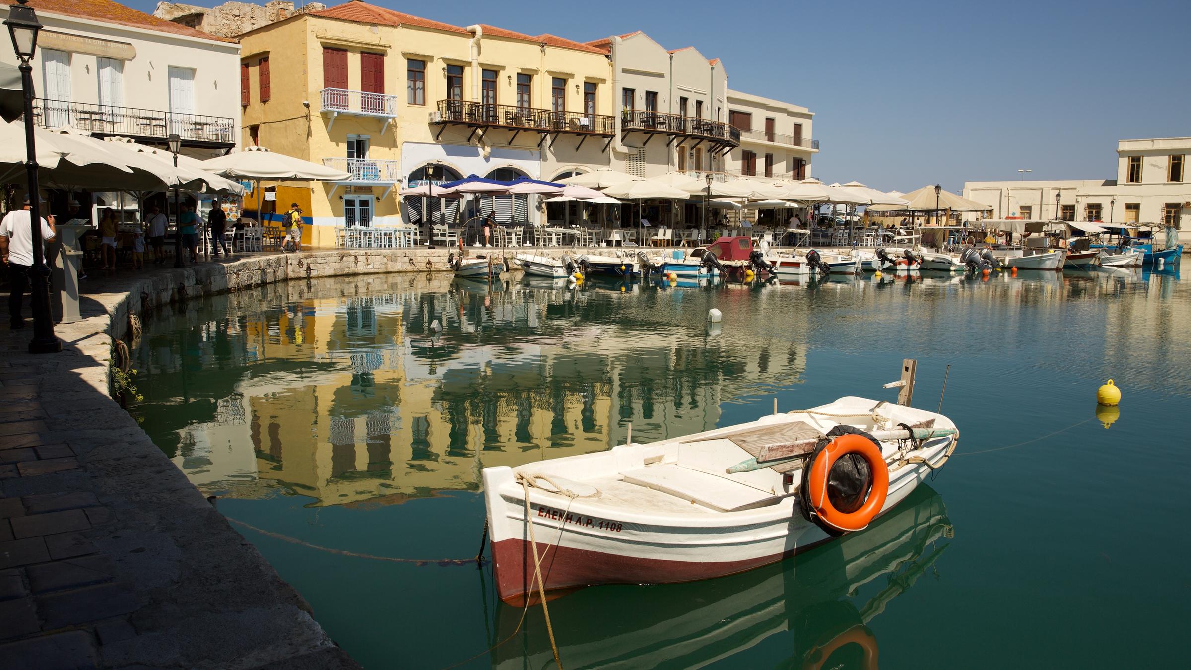 "Kreta - Insel der Götter": Weißes Ruderboot im Hafen  von Rethymno.