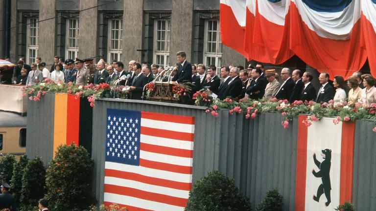 "ZDFzeit: Wir Deutschen und die USA": John F. Kennedy 1963 vor dem Schöneberger Rathaus bei seiner legendären Ansprache.