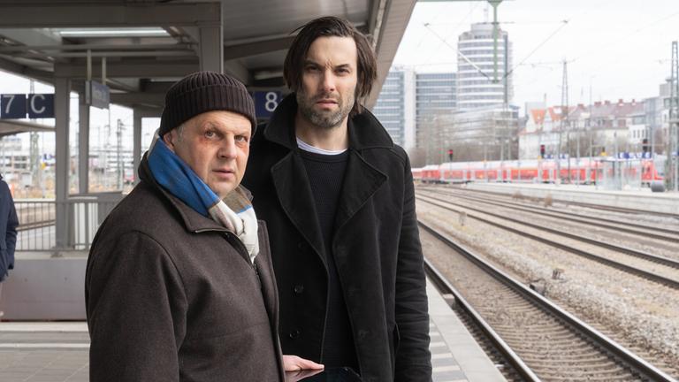 "Laim und die Tote im Teppich": Anton Simhandl (Gerhard Wittmann) und Lukas Laim (Max Simonischek) stehen nebeneinander am Bahnsteig.