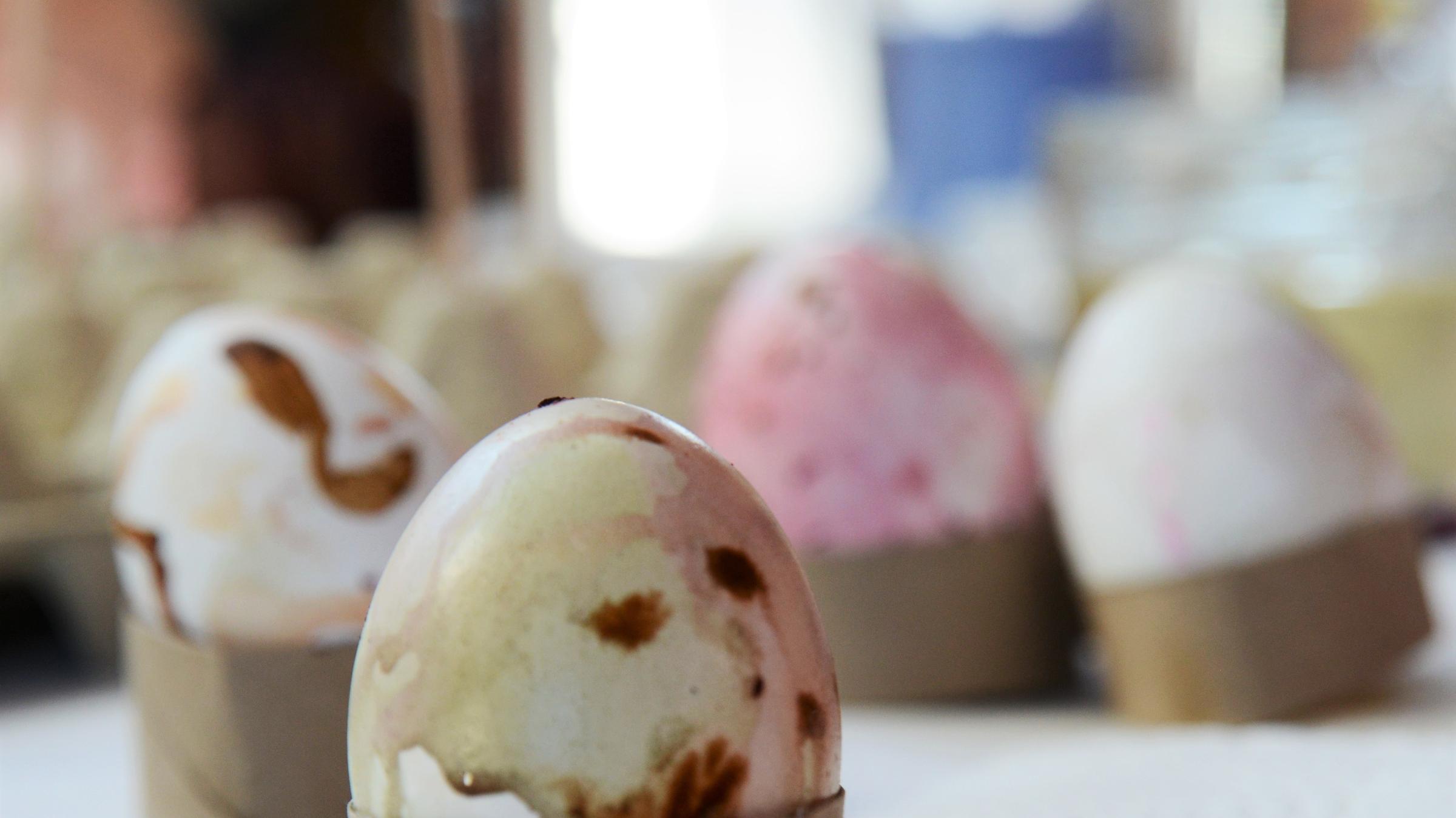 "plan b: Hase, Nest und Schoko-Ei - Ostern neu gefeiert": Natürlich bemalte Ostereier.