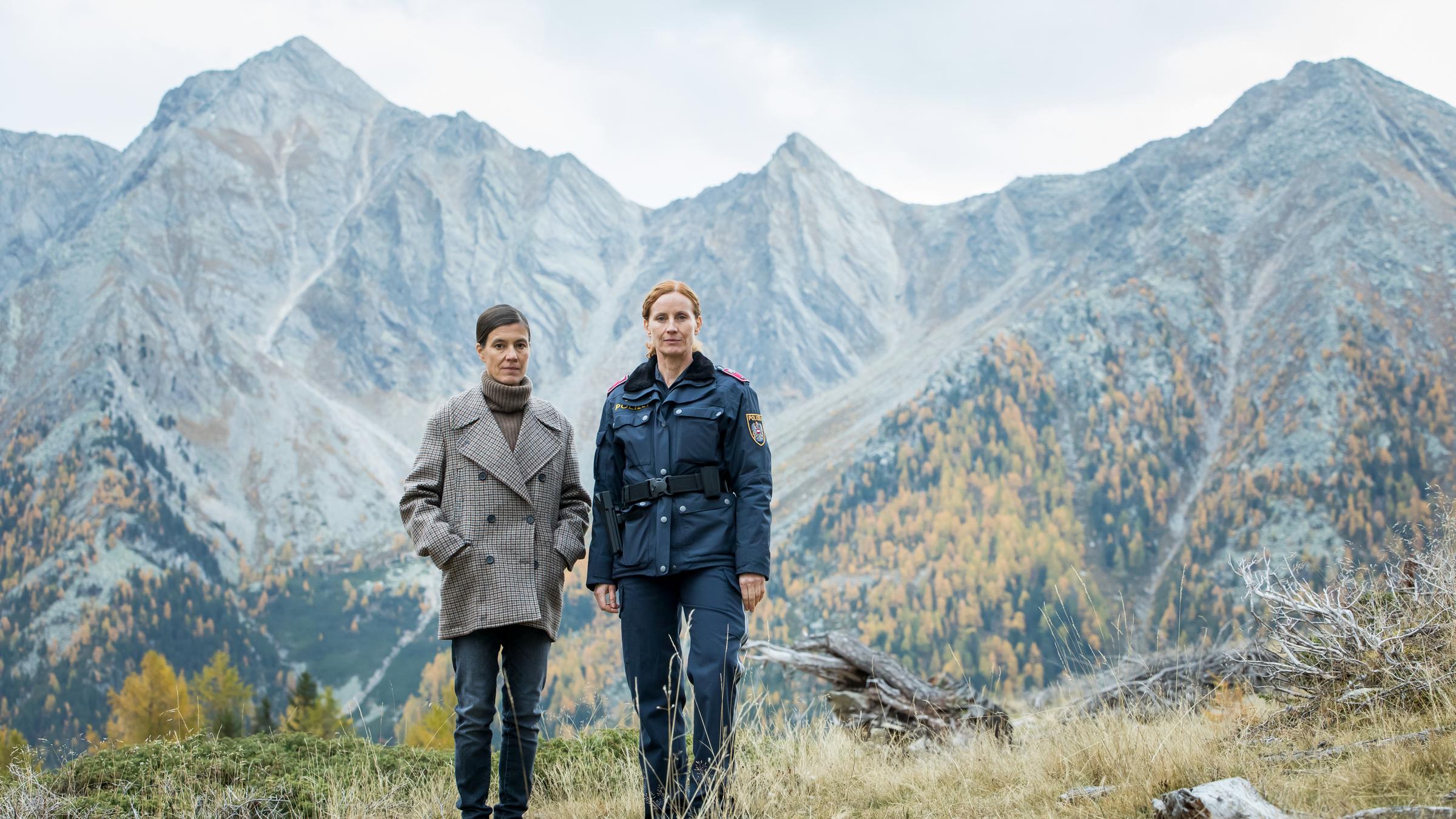 "Waidmannsdank": Zwei Polizistinnen stehen nebeneinander in einer Berglandschaft: Oberinspektorin Acham (Pia Hierzegger) und Dorfpolizistin Martina Schober (Jutta Fastian).