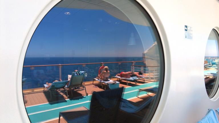Die Kreuzfahrtschiffe stechen wieder in See. Nach monatelanger Pause genießen die Urlauber die Erholung auf See. Wie gelingt der Neustart der krisengeschüttelten Branche? An Bord gelten strenge Hygieneregeln und nicht überall sind die Riesen-Dampfer mit ihren Passagieren willkommen. Hat die Corona-Pandemie zu einem Umdenken bei den Reedereien geführt?