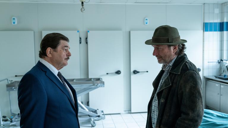"Die Toten von Salzburg - Treibgut": Alfons Seywald (Erwin Steinhauer)und Hubert Mur (Michael Fitz) unterhalten sich in der Gerichtsmedizin.