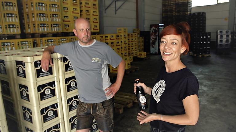 "plan b: Pils, Kölsch und rotes Öl - Was ein gutes Bier ausmacht": Annika Brümmer und Braumeister Christian in München.