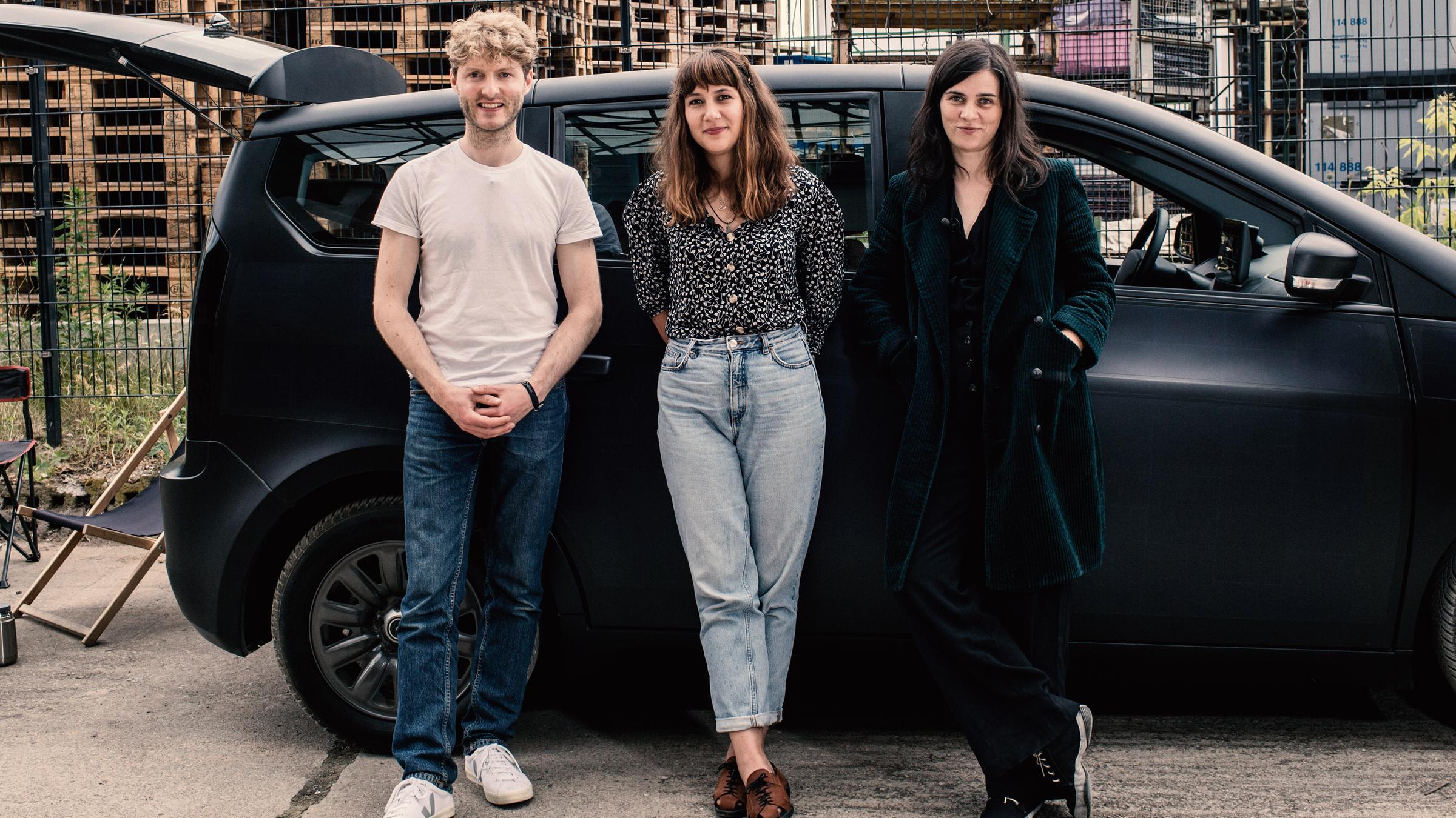 "plan b: Da geht was, Deutschland! - Wer macht meine Umweltsünden klimafreundlich?": Jona Christians, Antonia Schanze und Nora Tschirner stehen vor einem Auto.