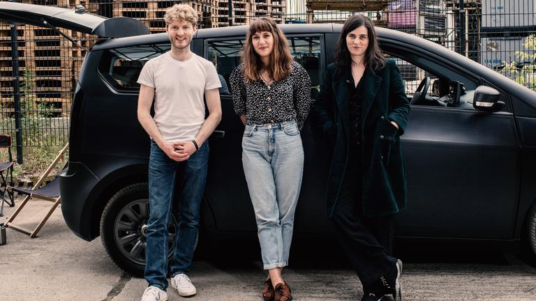 "plan b: Da geht was, Deutschland! - Wer macht meine Umweltsünden klimafreundlich?": Jona Christians, Antonia Schanze und Nora Tschirner stehen vor einem Auto.