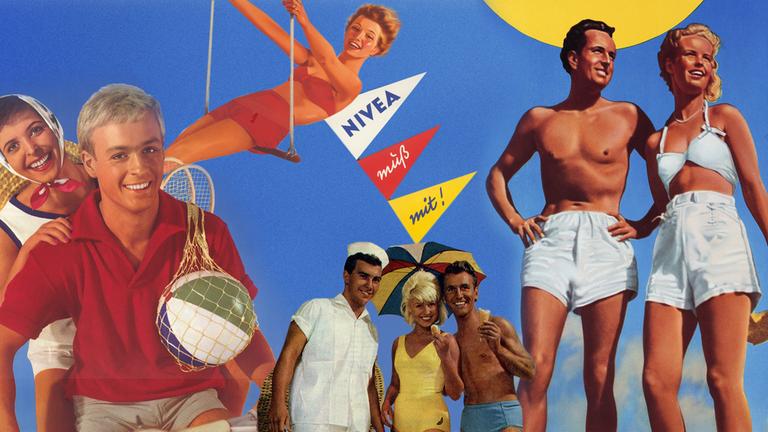 "ZDFzeit: Die Nivea-Story": Sieben gutgelaunte, braungebrannte Menschen in 50er / 60er Jahre Badeoutfits stehen vor einem blauen Himmel. Mittig eine Frau auf einem Trapez und eine Wimpelkette mit Aufschrift "Nivea muß mit!".