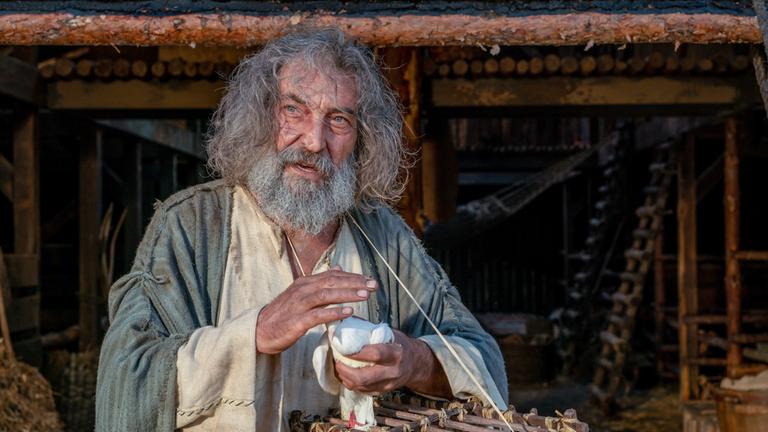 "Terra X: Große Mythen aufgedeckt - Noah und die Sintflut": Spielszene: Noah (Dimitar Selenski) hält eine weiße Taube in den Händen.