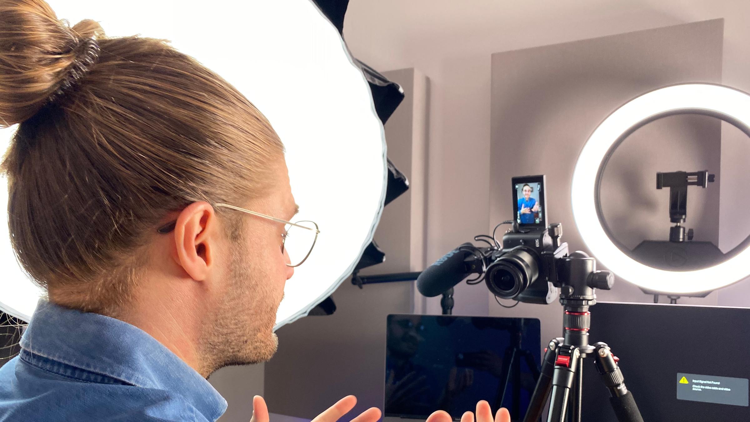 "WISO-Dokumentation: Kinder allein im Netz  - Wie sicher sind TikTok und Co.?": Nahaufnahme von hinten: TikTok-Creator Tobias Jost bei einem Videodreh.