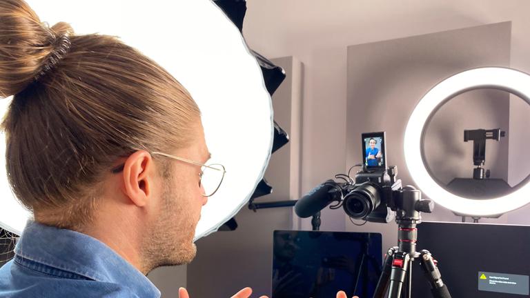 "WISO-Dokumentation: Kinder allein im Netz  - Wie sicher sind TikTok und Co.?": Nahaufnahme von hinten: TikTok-Creator Tobias Jost bei einem Videodreh.