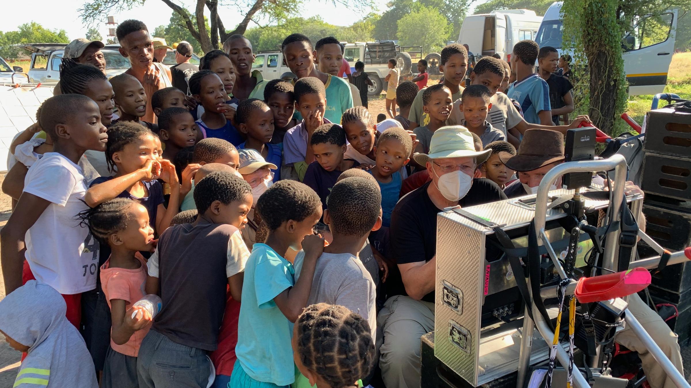 "Das Traumschiff - Spezial - 40 Jahre auf See": Menschenmassen umringen den Regisseur Helmut Metzger mit hellem Hut vor einem Monitor beim Dreh.