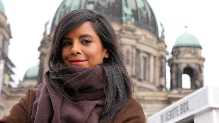 "Die 10 An-Gebote": Porträtfoto von Collien Ulmen-Fernandes vor einer großen Kirche im Hintergrund.