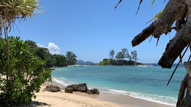 "Inseln im Indischen Ozean - Leben im bedrohten Paradies": Blick auf den Strand einer Seychelleninsel.