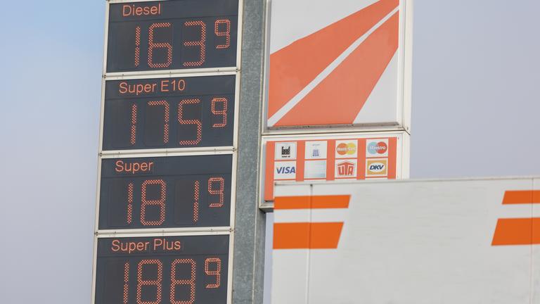"ZDF.reportage: Tank voll, Konto leer - Preisschock an der Zapfsäule": Preistafel einer Tankstelle auf linker Bildhälfte, Vorderseite des Dachs einer Tankstelle auf der rechten Bildhälfte.