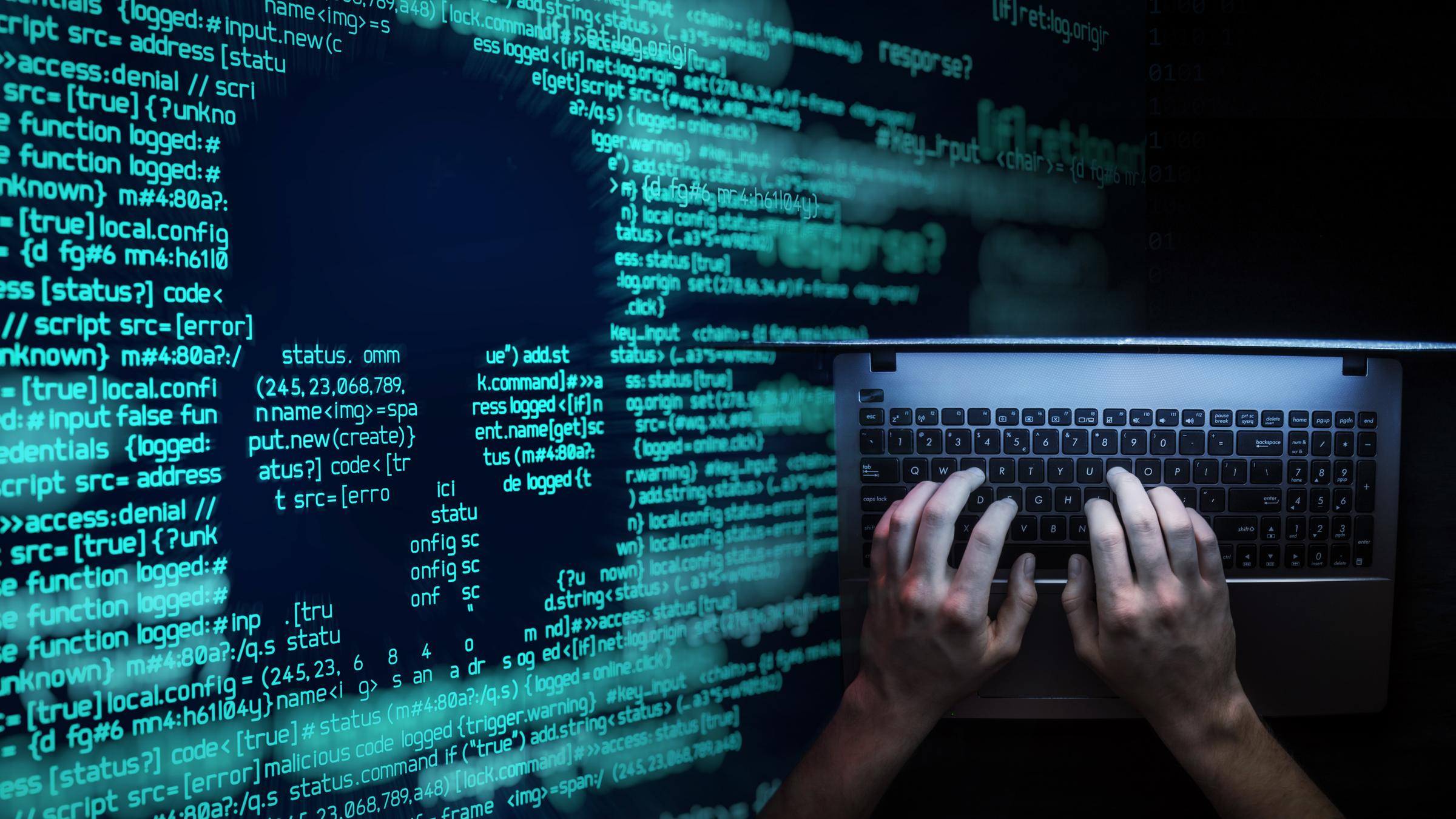 "Crypto-Crime - Verbrechen rund um Bitcoin & Co." Collage. Links: Quellcode mit einer angedeuteten Totenkopfsilhouette. Rechts: Hände, die auf einer Laptoptastatur tippen.