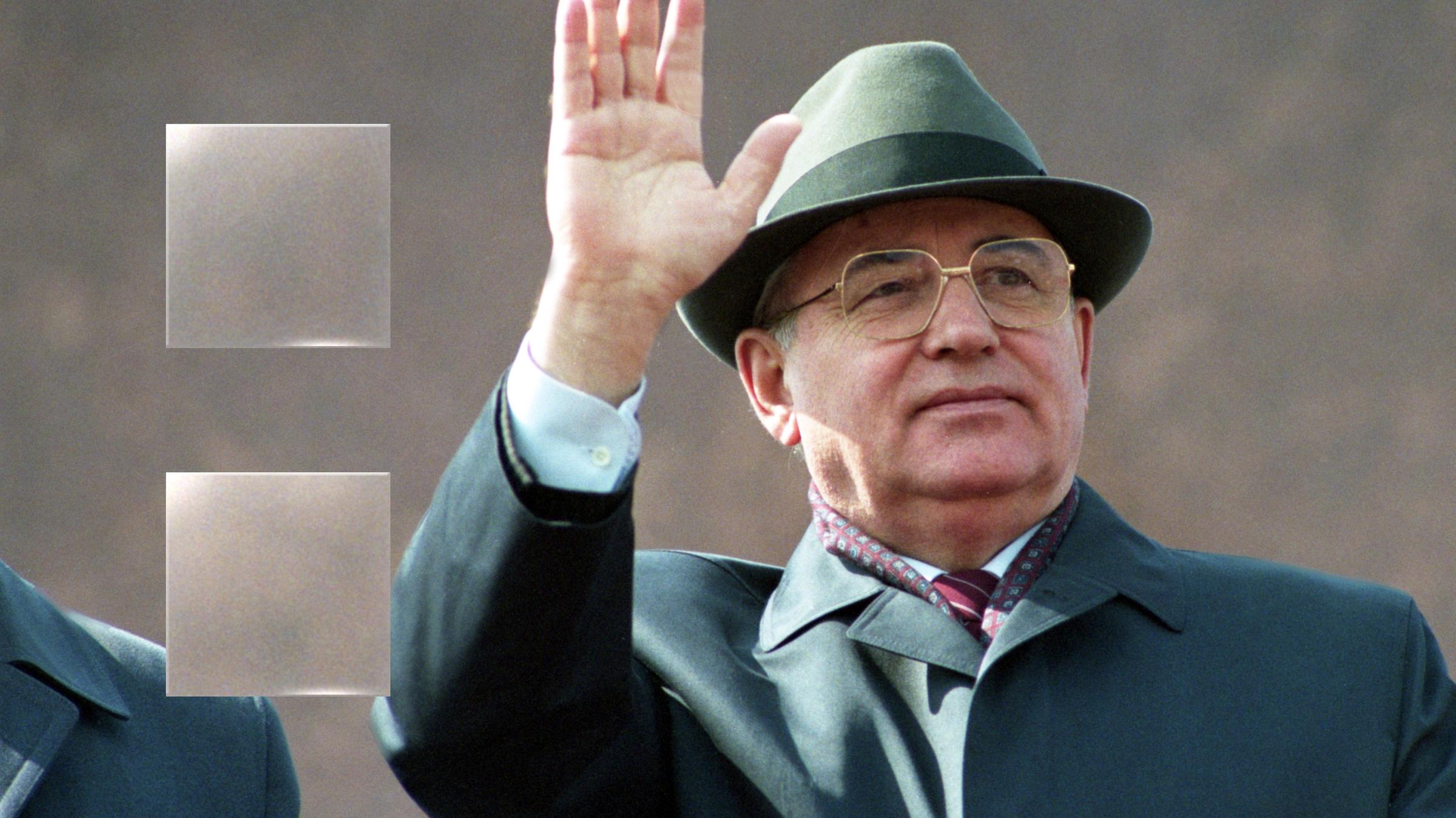 "ZDFzeit: Mensch Gorbatschow! - Der Genosse, der die Welt veränderte": Fotomontage. Portrait von Michail Gorbatschow mit Brille, auf seinen Kopf sind Szenen des Mauerfalls 1989 in Berlin projiziert.