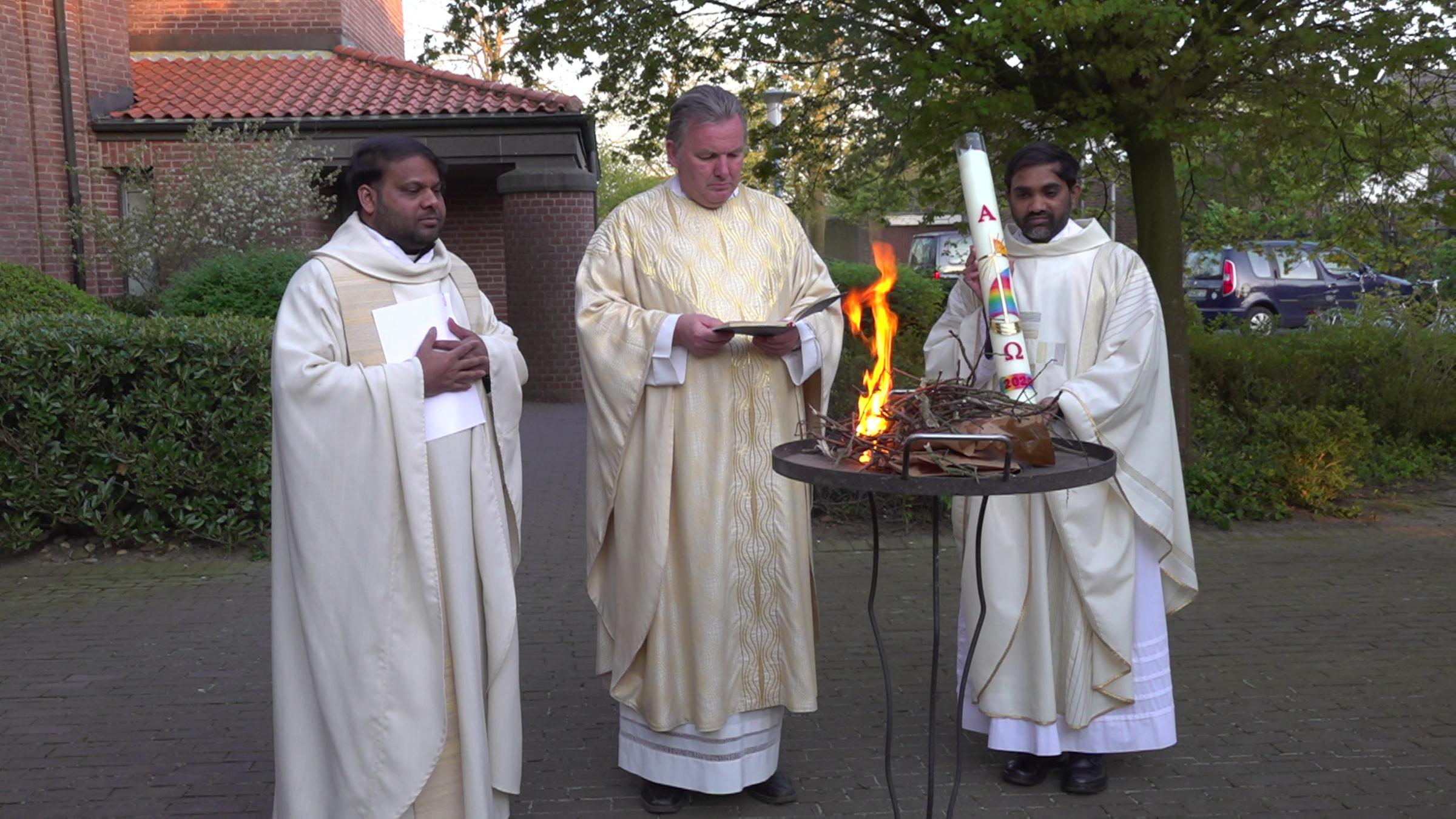 "37° Gastarbeiter Gottes - Priester der Weltkirche": Priester Shreddhar Lanke und zwei weitere Priester stehen vor der Kirche und zelebrieren die Ostermesse.