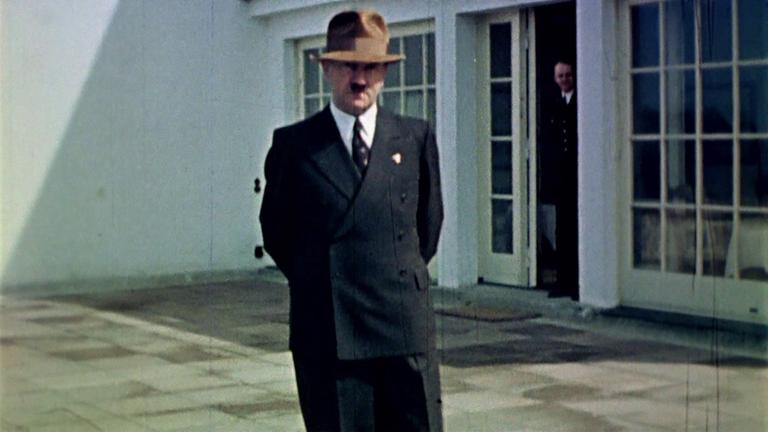 "Hitlers Hofstaat - Der Aufstieg": Ein Mann steht mit Hut und Mantel auf einer Terrasse.