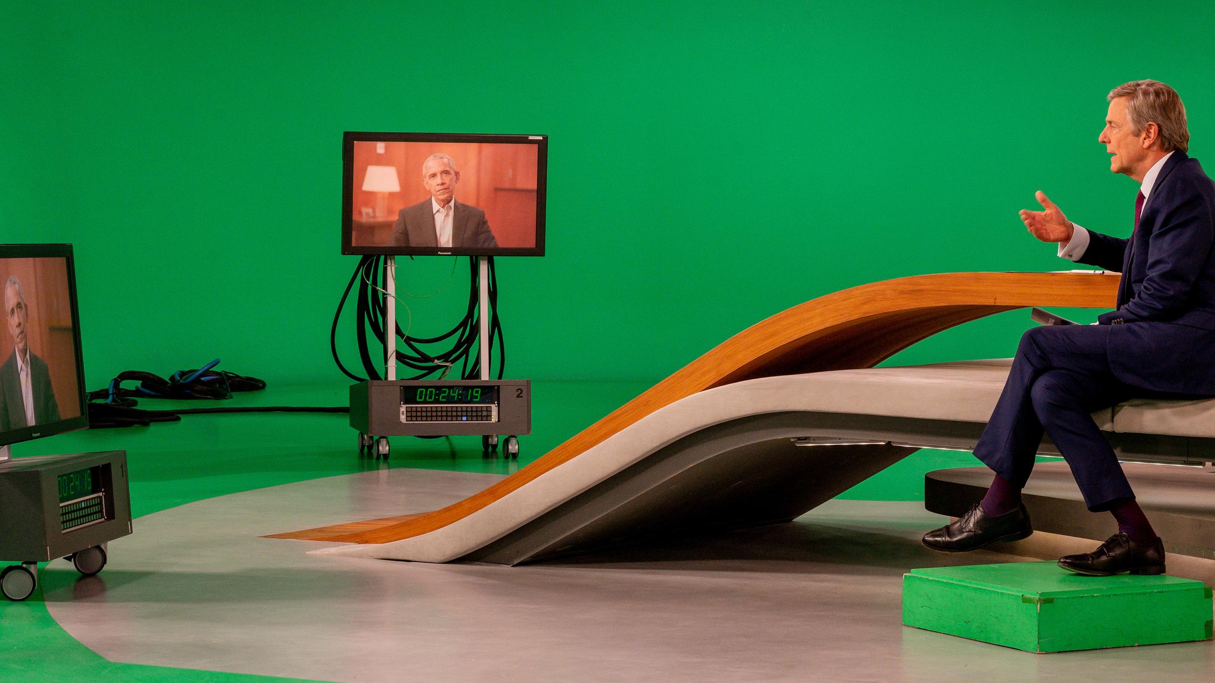 "Happy End, Mr. Obama?": Claus Kleber sitzt im Studio und führt  mit dem 44. Präsidenten der USA (2009 - 2017) Barack Obama, der digital zugeschaltet ist, ein Gespräch.