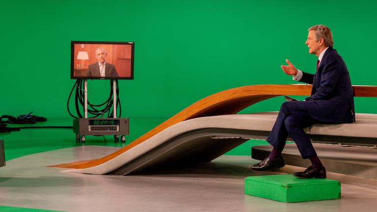 "Happy End, Mr. Obama?": Claus Kleber sitzt im Studio und führt  mit dem 44. Präsidenten der USA (2009 - 2017) Barack Obama, der digital zugeschaltet ist, ein Gespräch.