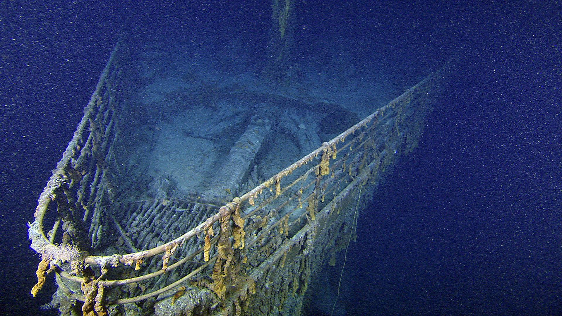 "Terra X: Titanic - Expedition ins Herz des Wracks": Unterwasseraufnahme. Ein Schiffsbug unter Wasser.
