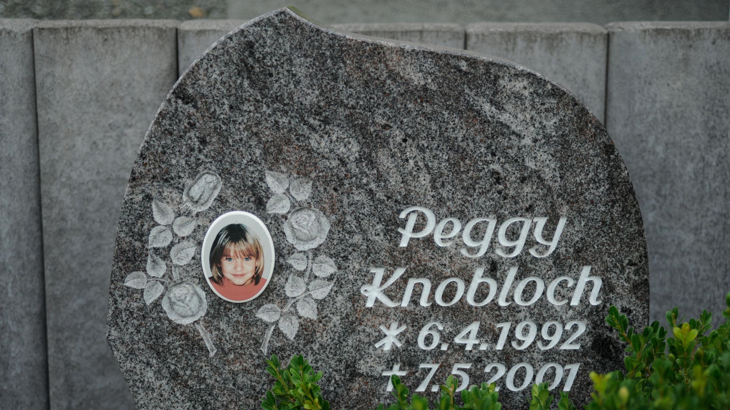 "Höllental - Das Verschwinden": Ein Grabstein mit dem Foto Gedenkstein Peggy Knobloch in Nordhalben.
