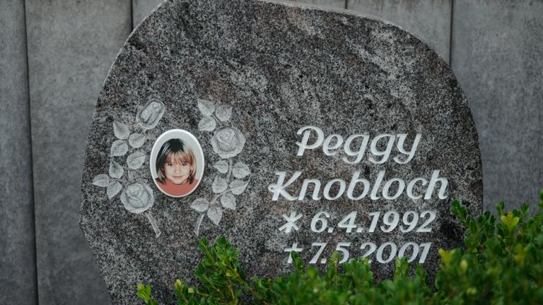 "Höllental - Das Verschwinden": Ein Grabstein mit dem Foto Gedenkstein Peggy Knobloch in Nordhalben.