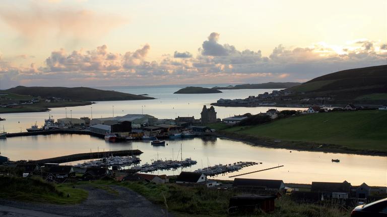 "Ganz schön schottisch, ganz schön eigen": Blick auf den Ort Scalloway auf den Shetlands im Abendlicht.
