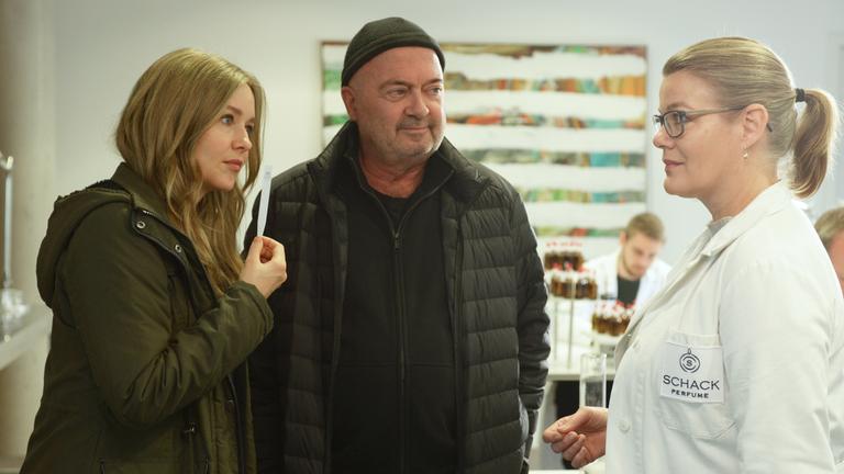 "Ein starkes Team - Man lebt nur zweimal": Linett Wachow (Stefanie Stappenbeck) und Otto Garber (Florian Martens) stehen Mathilda Liebknecht (Birge Schade) gegenüber, die einen weißen Kittel trägt.