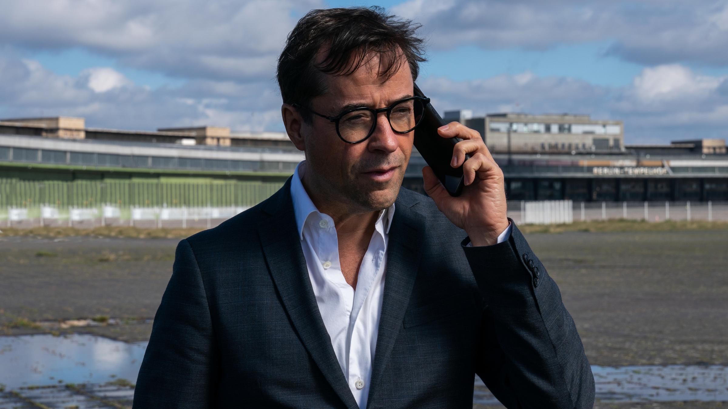 "Requiem für einen Freund": Joachim Vernau (Jan Josef Liefers) hält ein Telefon an sein linkes Ohr.