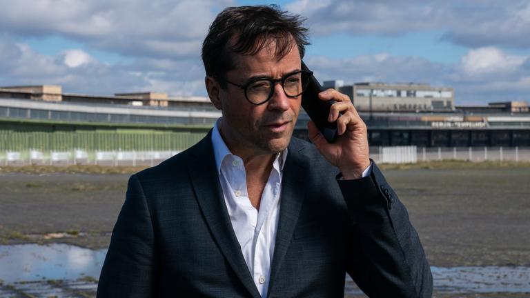 "Requiem für einen Freund": Joachim Vernau (Jan Josef Liefers) hält ein Telefon an sein linkes Ohr.