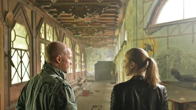 "Die Toten vom Bodensee - Der Wegspuk": Die Kommissare Hannah Zeiler (Nora Waldstätten) und Micha Oberländer (Matthias Koeberlin) gehen zusammen durch ein altes Haus.