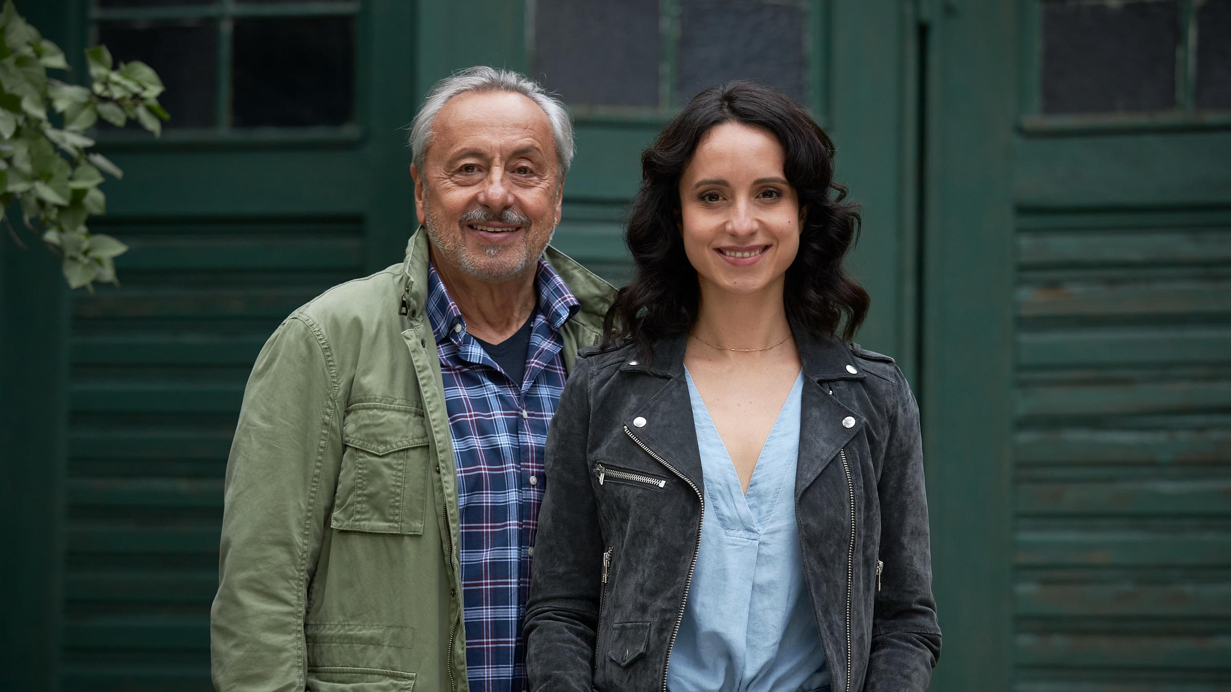 "Stubbe  -Tödliche Hilfe": Vater Wilfried Stubbe (Wolfgang Stumph) und Tochter Christiane (Stephanie Stumph) schauen lächelnd in die Kamera.