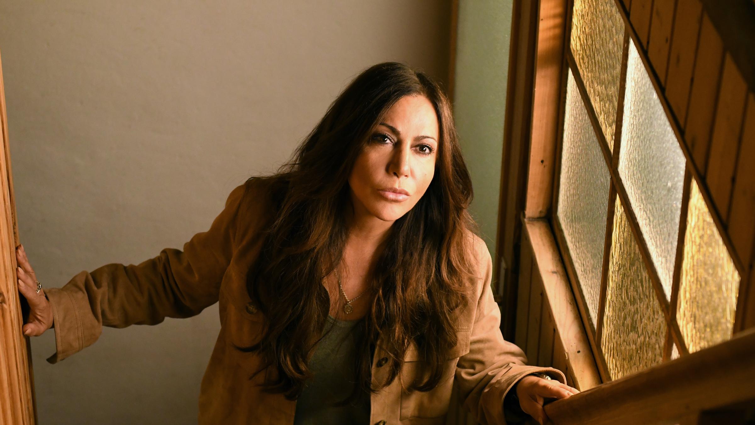 "Frühling - Mit Regenschirmen fliegen": Mit besorgtem Blick geht Katja Baumann (Simone Thomalla) eine Treppe hoch.