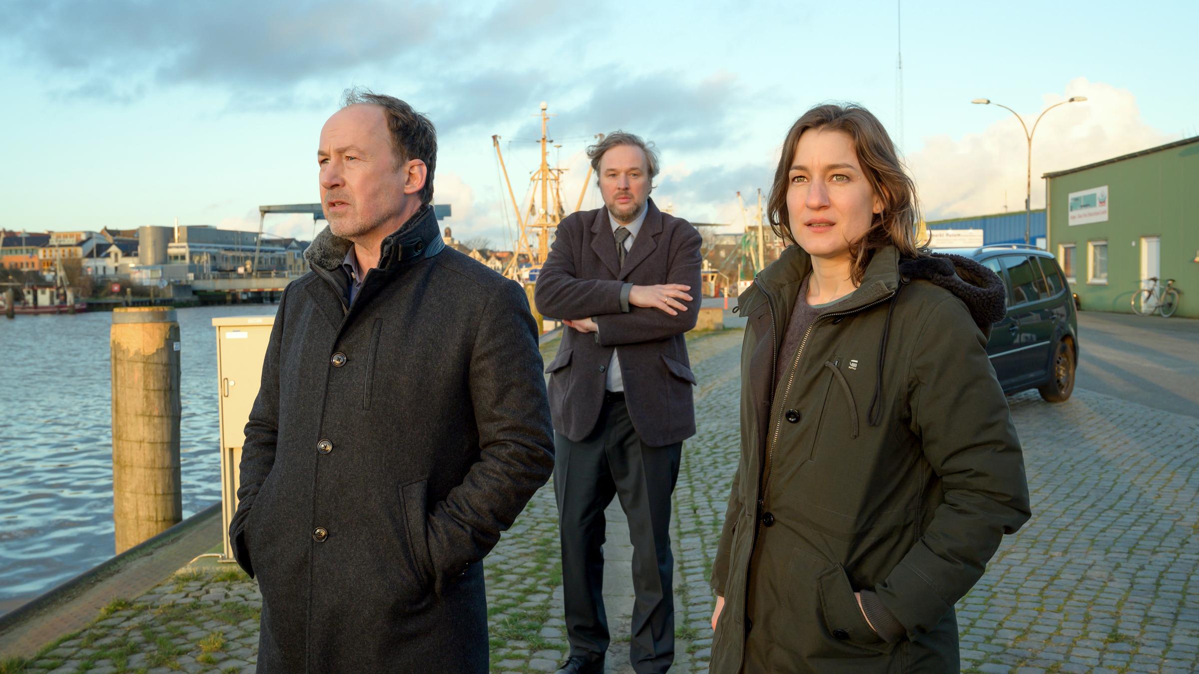 "Neben der Spur - Schließe Deine Augen": Psychiater Joe Jessen (Ulrich Noethen) und Kommissarin Anna Bartholomé (Marie Leuenberger) stehen am Hafen und verhören Jan Federson (Stephan Grossmann)