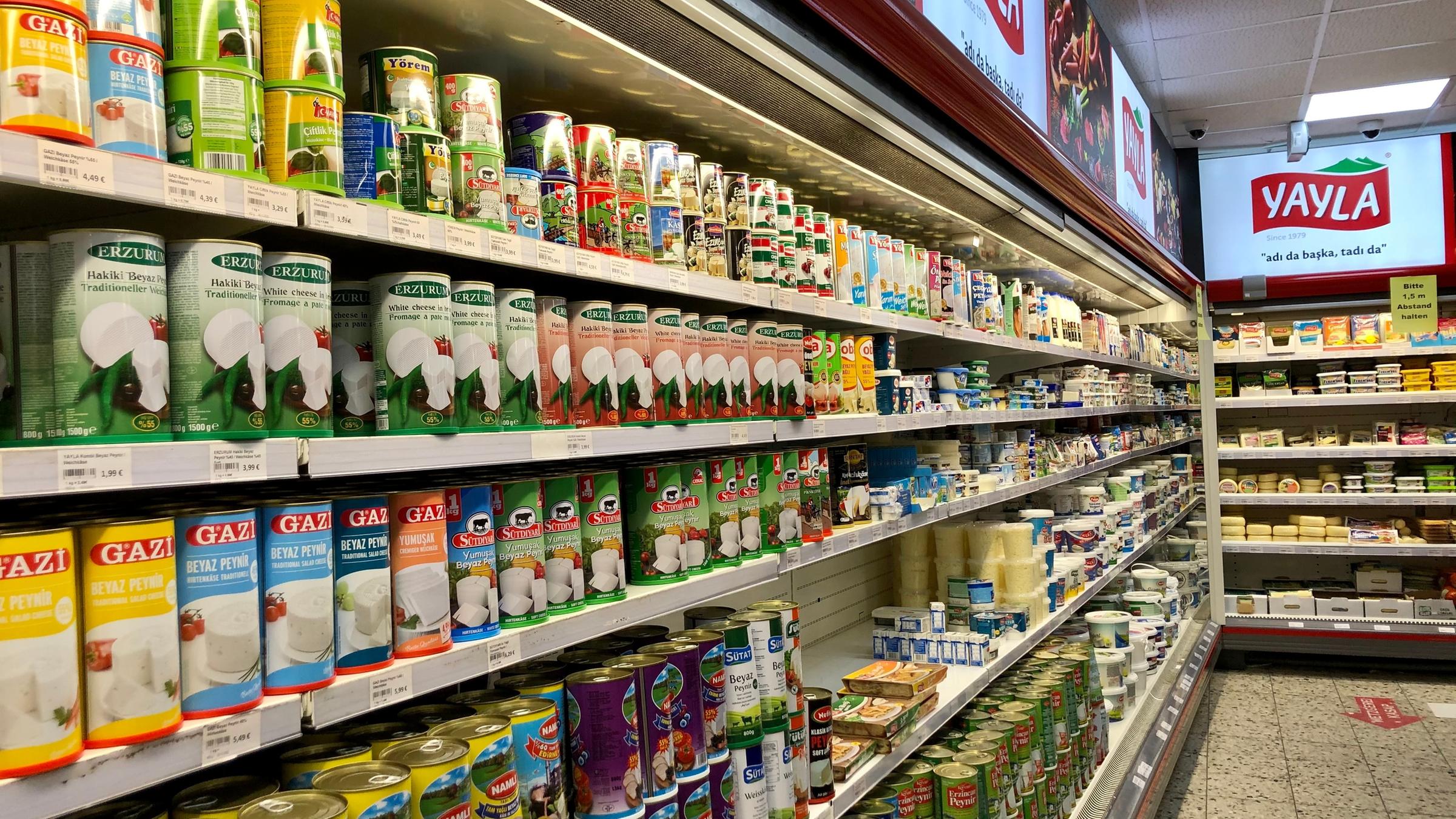 "Halal - der Boom eines Nischenmarkts": Große Supermarkt-Regale mit zahlreichen Halal-Produkten.