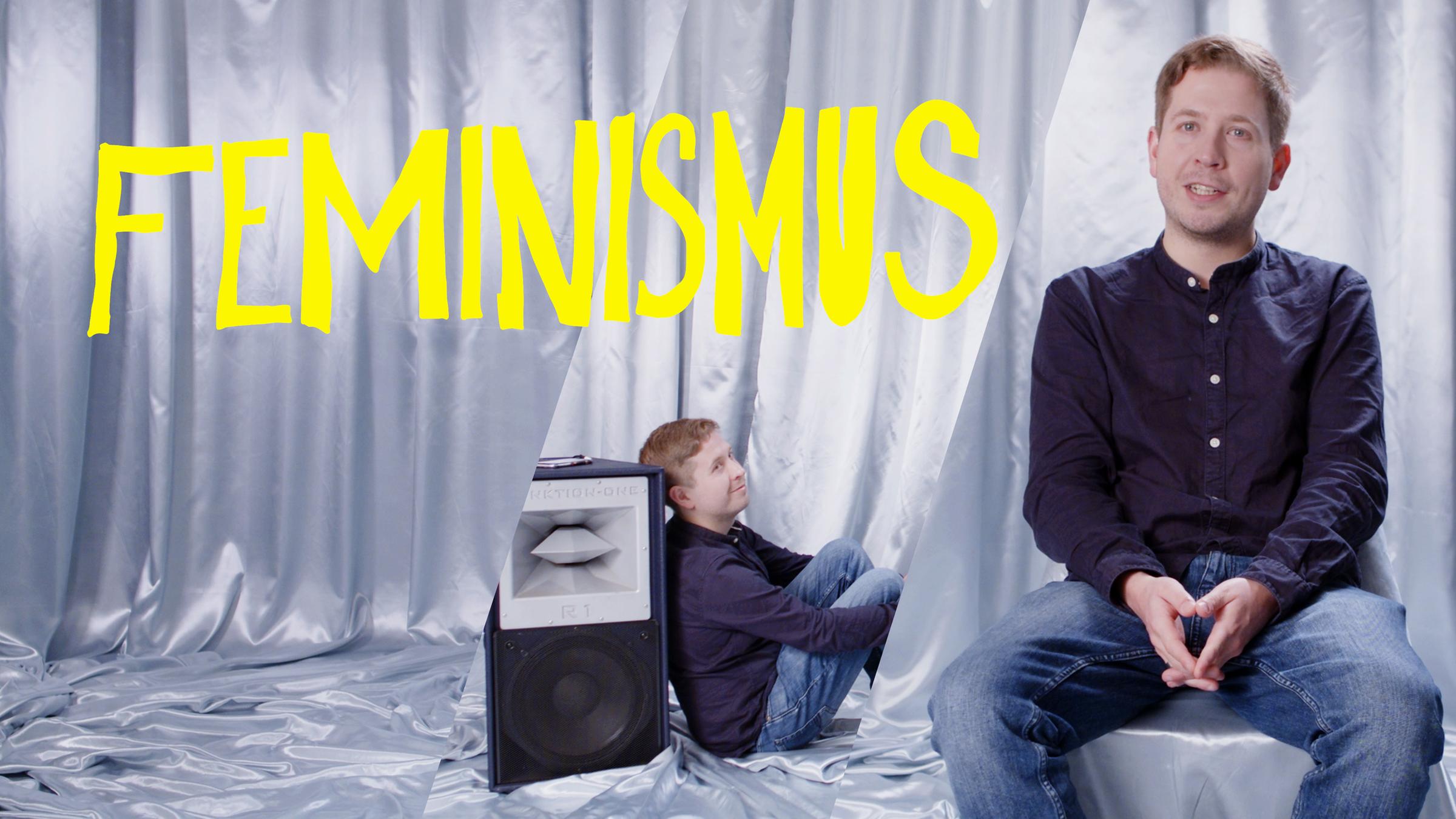 "BOYS": Bildcollage von einem Raum, der komplett mit silberfarbenem Stoff ausgelegt ist sitzt auf der rechten Seite Politiker und Interviewpartner Kevin Kühnert in blauer Jeans und dunkelblauem Hemd. In der Mitte Kevin Kühnert auf dem Boden sitzend und mit dem Rücken an eine Lautsprecherbox angelehnt. Links darüber der gelbe Schriftzug FEMINISMUS.