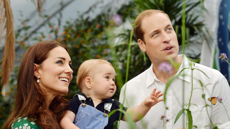 "ZDFzeit: Royale Erben: Die Thronfolger": Catherine, Herzogin von Cambridge, und Prinz William, Herzog von Cambridge mit ihrem Sohn Prinz George, während des Besuch der Ausstellung "Sensational Butterflies" im Natural History Museum am 2. Juli 2014 in London.