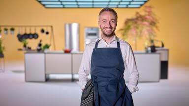 Jan Böhmermann in der Küche von "Böhmi Brutzelt"