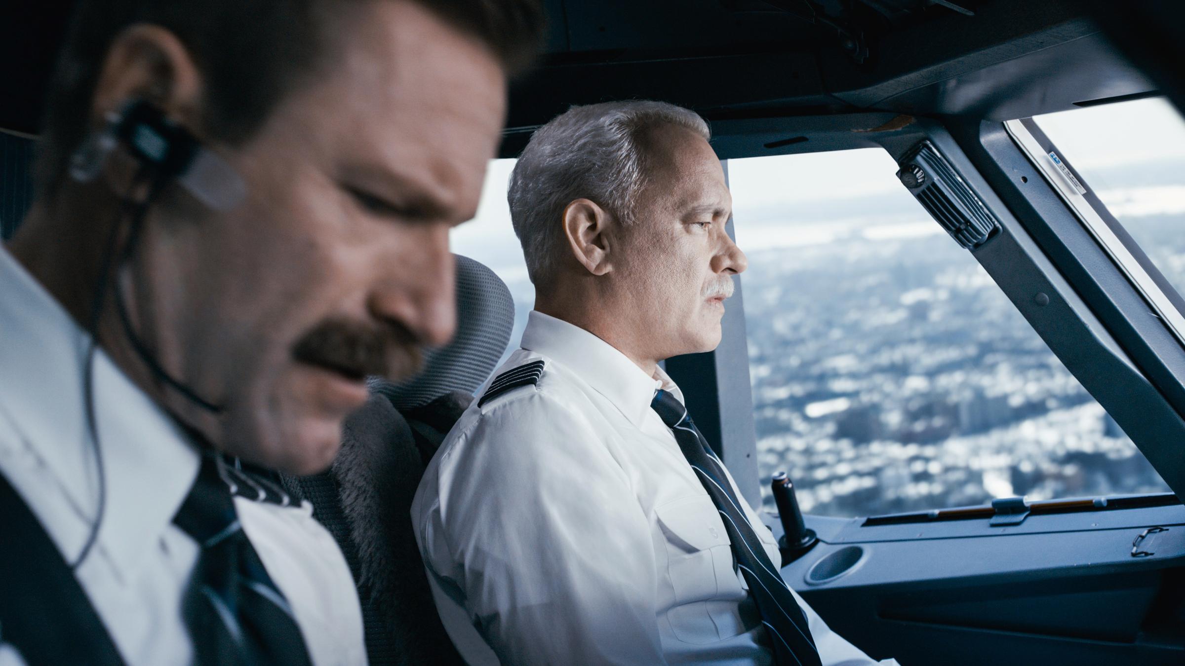 "Sully": Co-Pilot Jeff Skiles (Aaron Eckhart) und Kapitän Chesley 'Sully' Sullenberger (Tom Hanks) sitzen angespannt im Cockpit der Passagiermaschine.