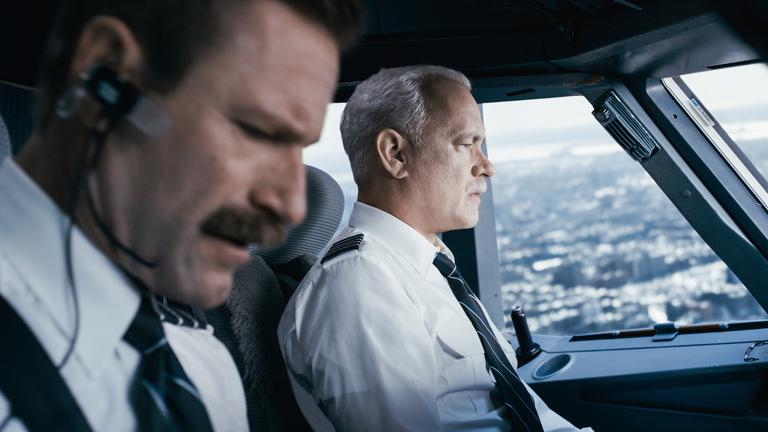 "Sully": Co-Pilot Jeff Skiles (Aaron Eckhart) und Kapitän Chesley 'Sully' Sullenberger (Tom Hanks) sitzen angespannt im Cockpit der Passagiermaschine.