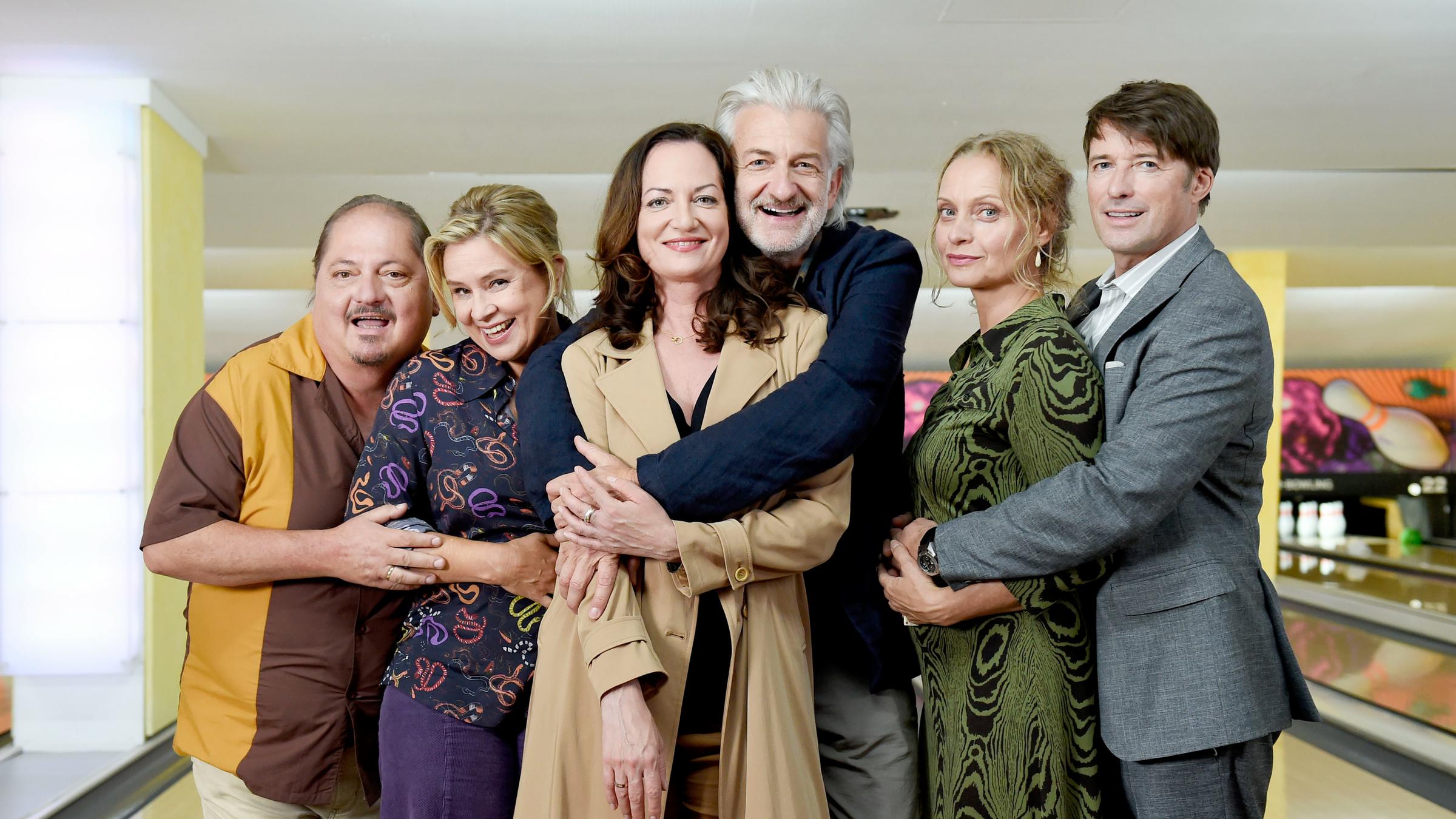 "Um die 50": Wie in alten Zeiten treffen sich Carlo (Jürgen Tarrach, l.), Carola (Susanne Schäfer, 2.v.l.), Tina (Natalia Wörner, 3.v.l.), Frank (Dominic Raacke, 3.v.r.), Sabrina (Catherine Flemming, 2.v.r.) und Olaf (Bruno Eyron, r.) auf der Bowlingbahn.