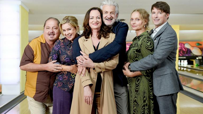 "Um die 50": Wie in alten Zeiten treffen sich Carlo (Jürgen Tarrach, l.), Carola (Susanne Schäfer, 2.v.l.), Tina (Natalia Wörner, 3.v.l.), Frank (Dominic Raacke, 3.v.r.), Sabrina (Catherine Flemming, 2.v.r.) und Olaf (Bruno Eyron, r.) auf der Bowlingbahn.