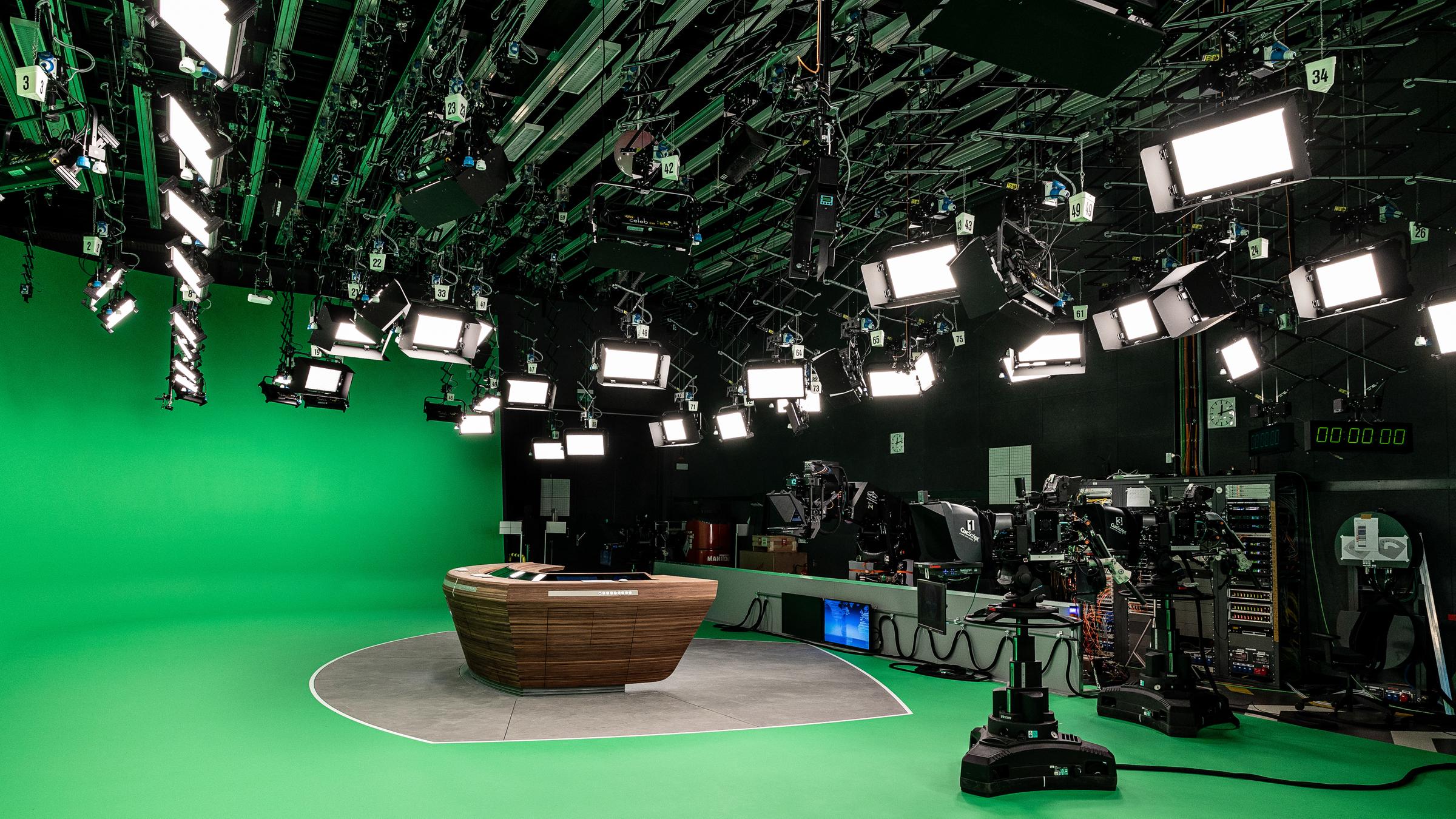 "heute": Technisch runderneuert, mit neuem Moderationstisch und im Design aufgefrischt: das ZDF-Nachrichtenstudio.