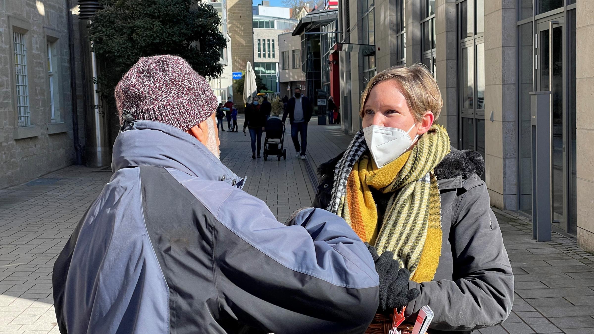 "ZDFzoom: Unter Männern - Was bremst Frauen in der Politik?": Die CDU-Kandidatin Isabell Rathgeb im Gespräch mit einem Bürger in einer Fußgängerzone.