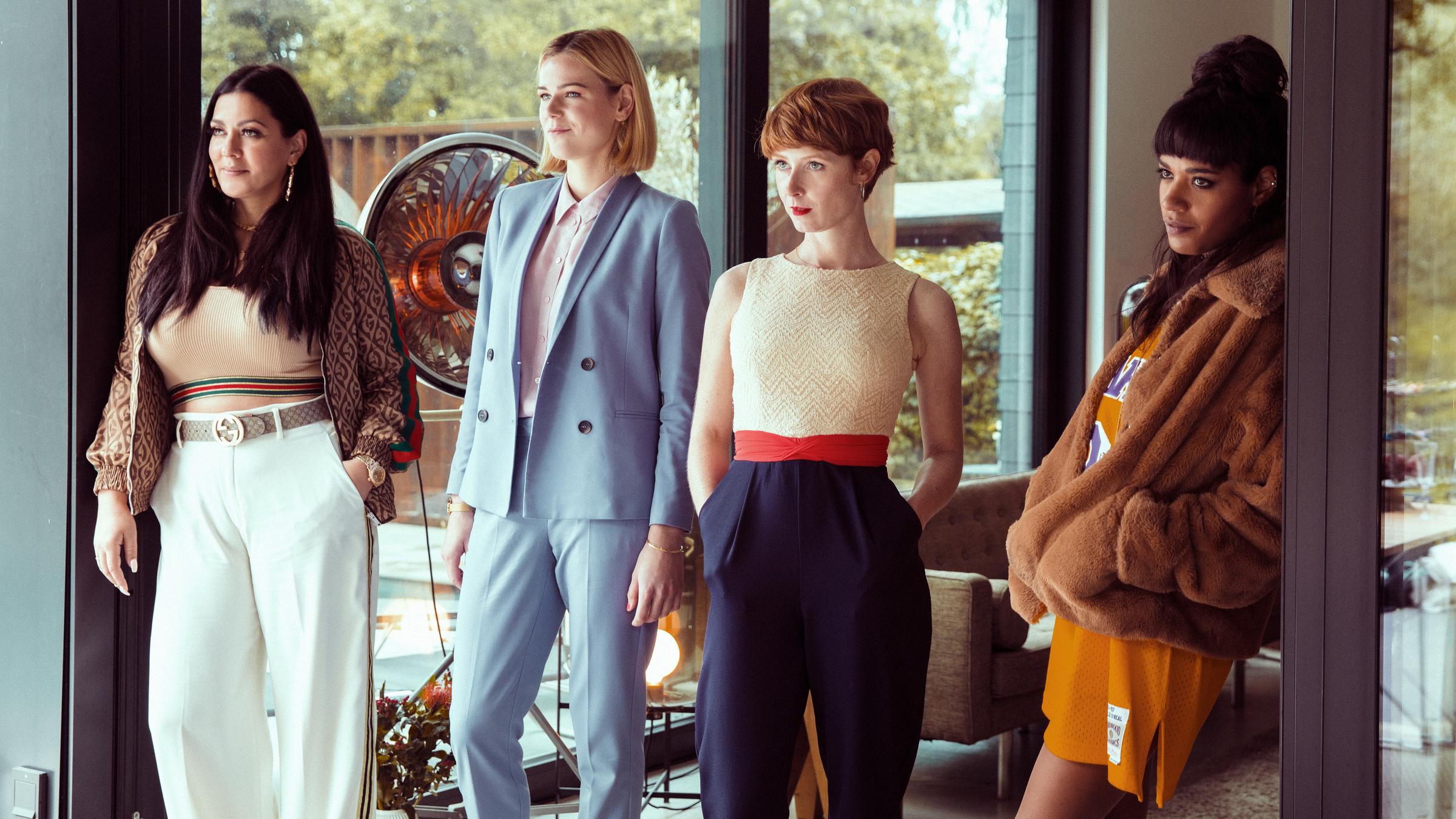 "Deadlines - Goldstein Girls": Die Thirtysomethings Elif (Jasmin Shakeri), Franzi (Llewellyn Reichman), Lena (Sarah Bauerett) und Jo (Salka Weber) haben sich für Lena's Hochzeitsfotoshooting schick gemacht. Sie stehen in der Tür zu Franzi's Wohnzimmer.