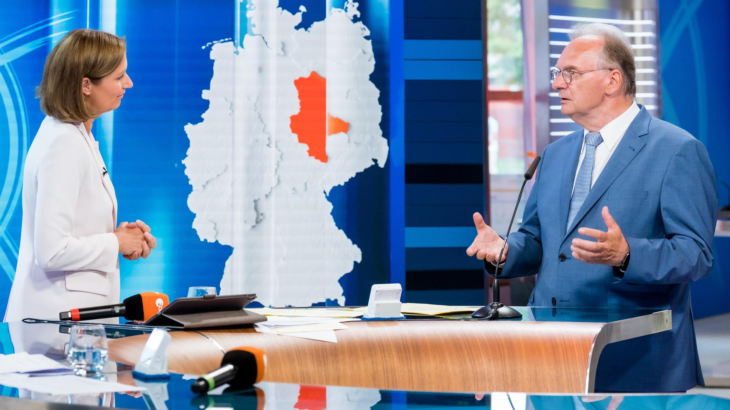 Bettina Schausten spricht im ZDF-Wahlstudio mit Reiner Haseloff.