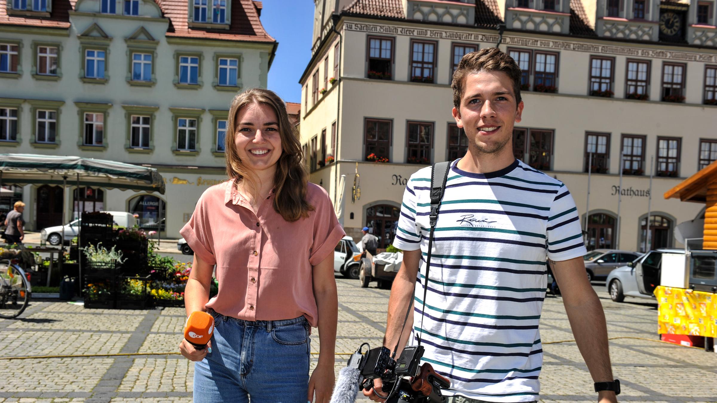 "ZDF in Naumburg": Reporterin Luisa Houben und Kameramann Jannis Vieting in Naumburg