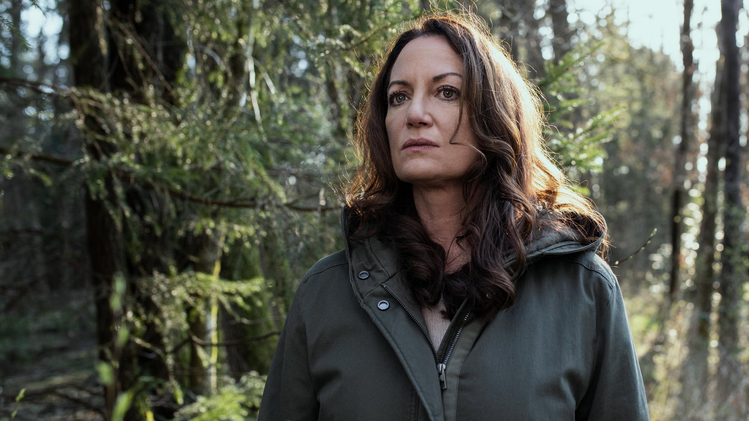 "Unter anderen Umständen - Für immer und ewig": Jana Winter (Natalia Wörner) steht im Wald und schaut nachdenklich in die Ferne.