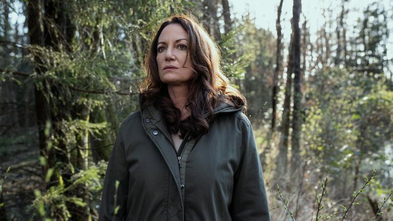 "Unter anderen Umständen - Für immer und ewig": Jana Winter (Natalia Wörner) steht im Wald und schaut nachdenklich in die Ferne.